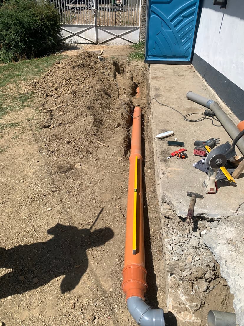 Csatornacső fektetés — külső munka